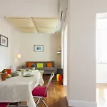 Joivy Spacious And Bright 1-bed Flat With Views In Lapa * Lisbona
