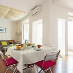 Joivy Spacious And Bright 1-bed Flat With Views In Lapa Lisbona