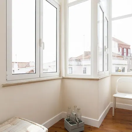 Joivy Spacious And Bright 1-Bed Flat With City Views In Lapa * Lissabon
