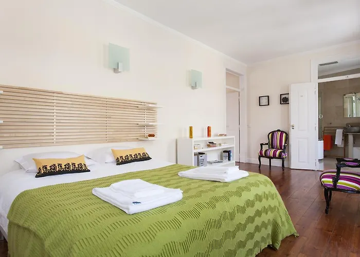 Joivy Spacious And Bright 1-bed Flat With Views In Lapa * Lisboa