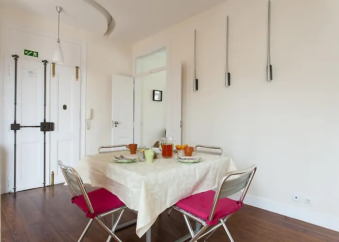 Joivy Spacious And Bright 1-bed Flat With Views In Lapa شقة Lisboa