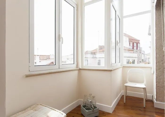 Joivy Spacious And Bright 1-bed Flat With Views In Lapa * Lisboa